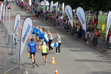 La Cohesion als Cheerleader an der Strecke (1)
