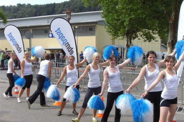 La Cohesion als Cheerleader an der Strecke (3)