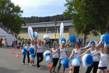 La Cohesion als Cheerleader an der Strecke (4)