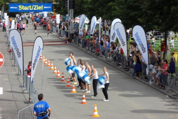 La Cohesion als Cheerleader an der Strecke